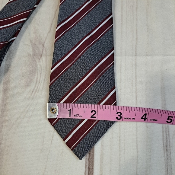 Banana Republic Gray and Red Classic SILK Tie - Picture 4 of 9